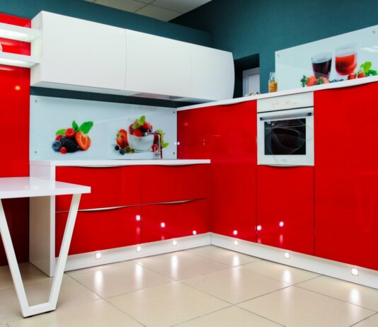 Комбинация белого с красным на кухне