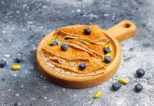 Вкусный ужин: рецепт тонких с дырочками блинов на молоке