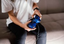 Плюсы и привилегии подписки EA Play на PlayStation freepik